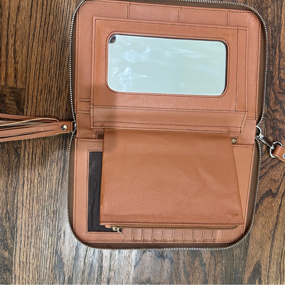 Western Linens Cowhide Clutch/Wrislet - Picture 5 of 8